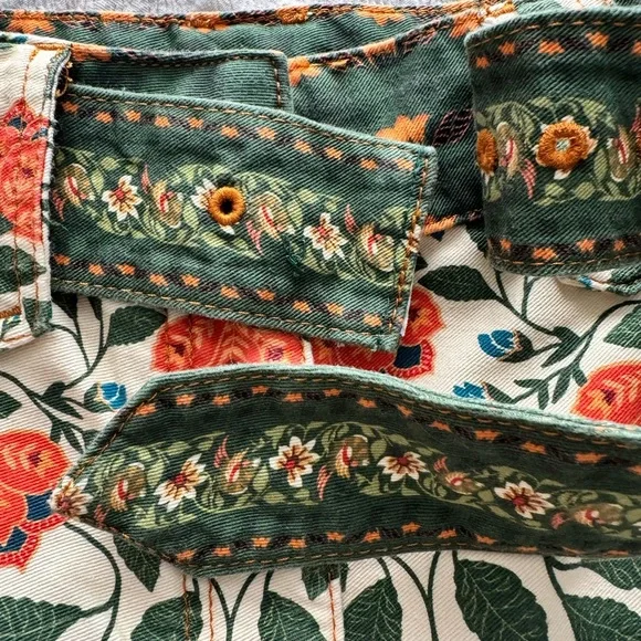 Farm Rio sand tapestry Floral Shorts - Picture 4 of 4